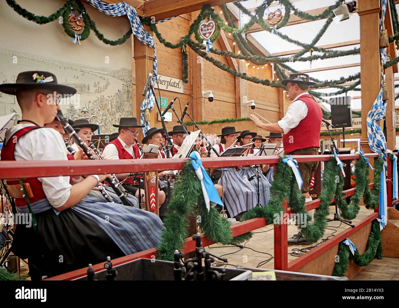 Múnich, ALEMANIA - 1 DE OCTUBRE de 2019 B y la música tradicional en traje bávaro en una tienda de cerveza de Oide Wiesn parte histórica de la Oktoberfest Foto de stock