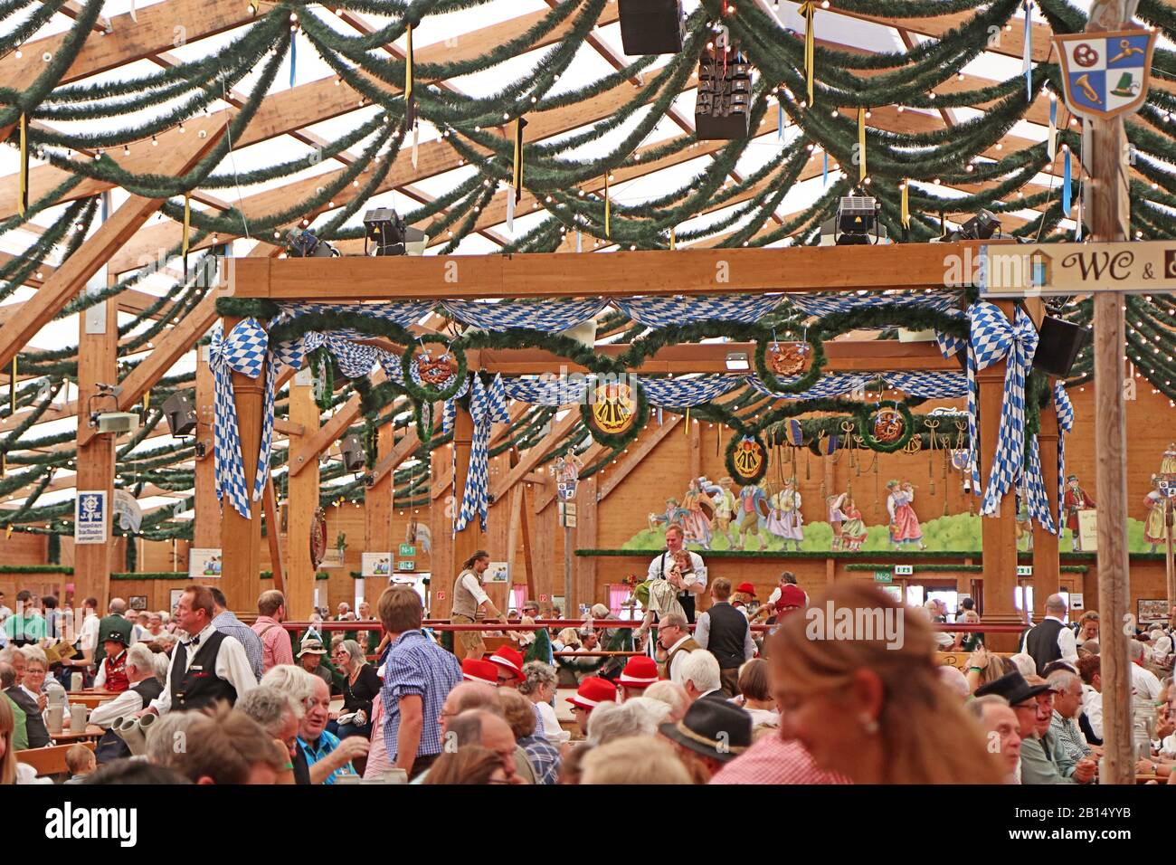 Munich, ALEMANIA - OCTUBRE 1, 2019 Tienda de cerveza en Oide Wiesn parte histórica de la Oktoberfest en Munich, ambiente familiar Foto de stock