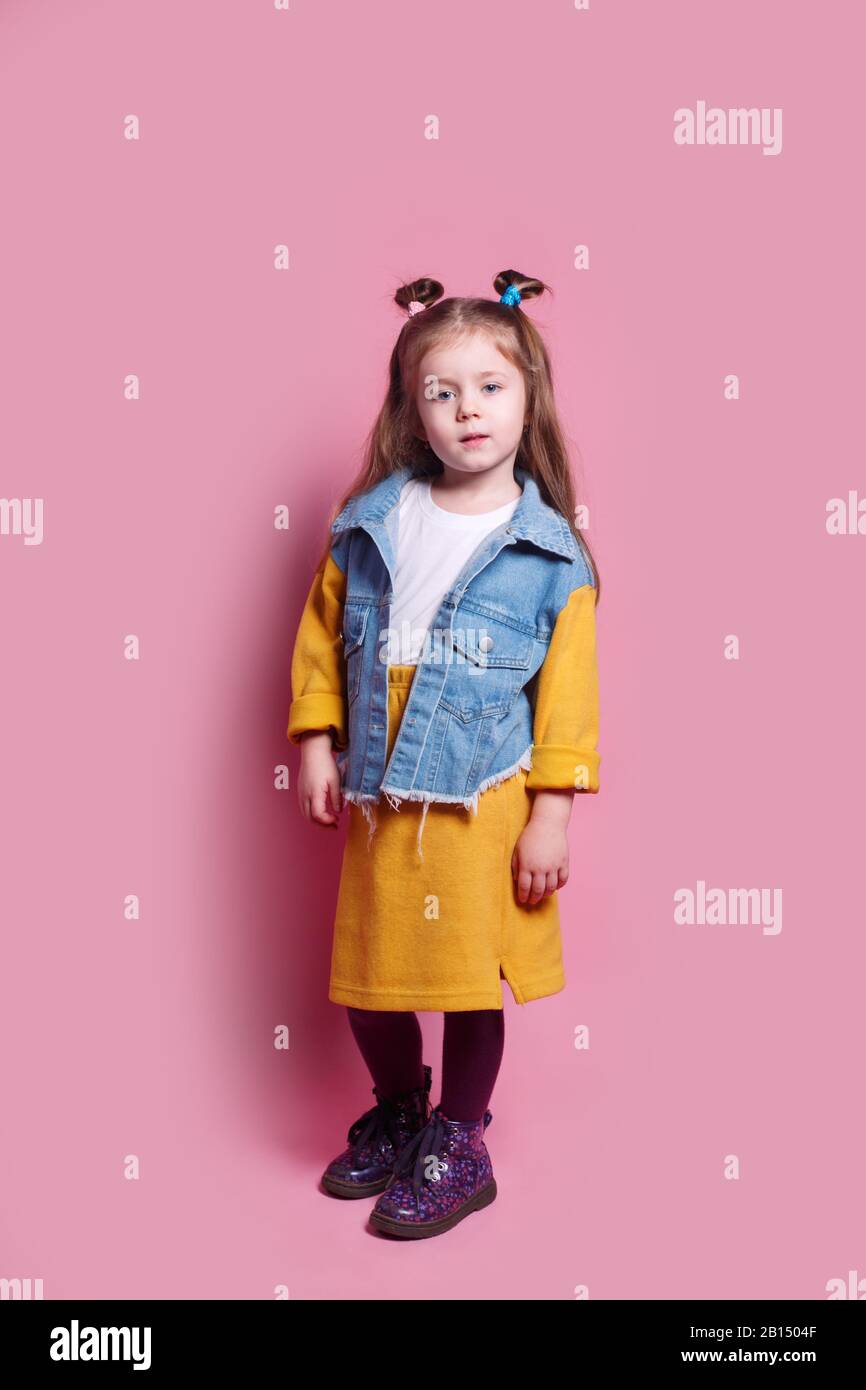 Modelo de niña en ropa de moda sobre fondo rosa Fotografía de stock - Alamy