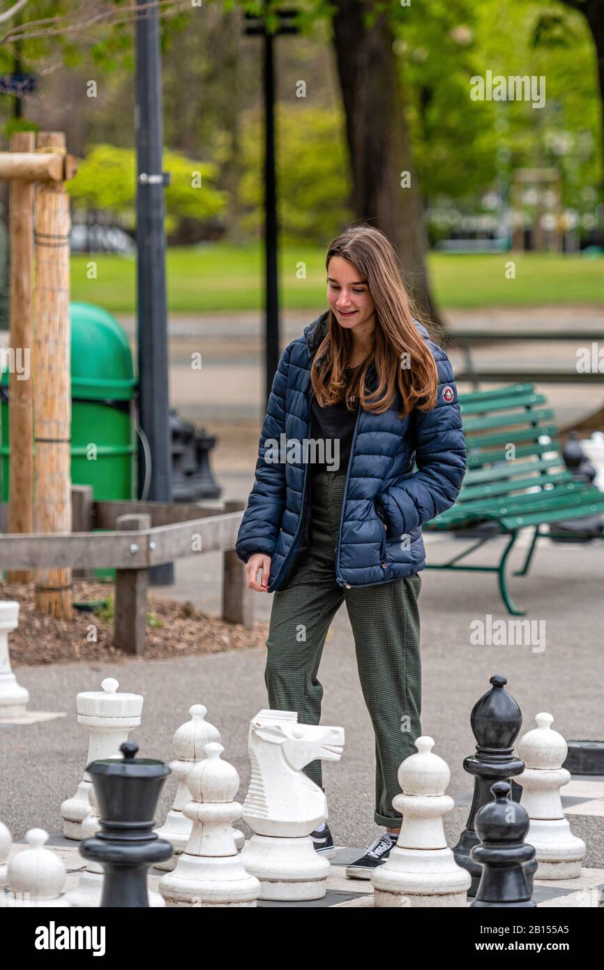 Ginebra, Suiza - 16 de abril de 2019: Gente jugando al ajedrez tradicional calle sobredimensionado en el Parc des Bastions - imagen Foto de stock