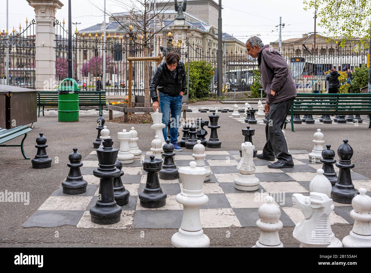 Ginebra, Suiza - 16 de abril de 2019: Gente jugando al ajedrez tradicional calle sobredimensionado en el Parc des Bastions - imagen Foto de stock