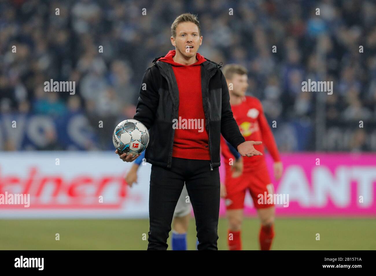 Gelsenkirchen, Alemania, Veltins-Arena, 22 de febrero de 2020: El entrenador principal Julian Nagelsmann de Leipzig reacciona durante el primer partido de la Bundesliga FC Schalke 04 Foto de stock