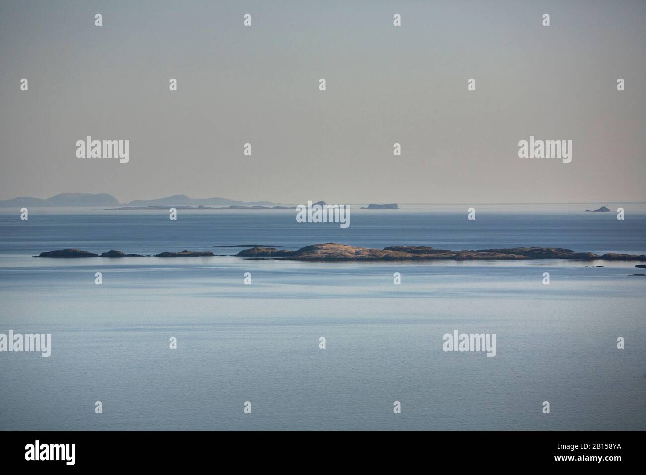 Las Islas Shiant en la distancia detrás de las Islas Ascrib, vistas desde la Isla de Skye, Islas del Oeste, Escocia del Noroeste, Reino Unido, Gran Bretaña Foto de stock