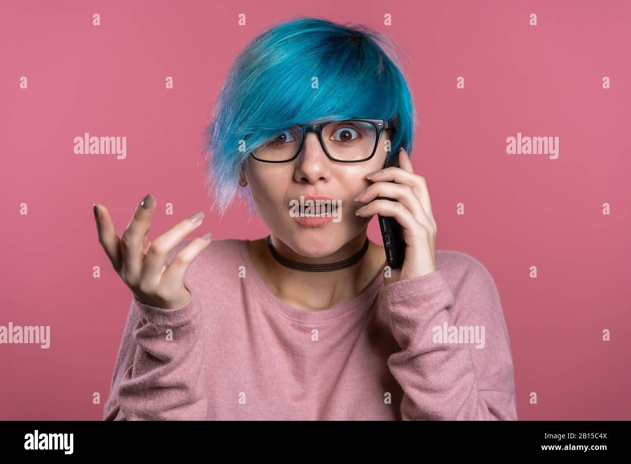 Mujer Inusual Con El Pelo Azul Haciendo La Llamada Con El Smartphone Sobre Fondo Rosa De La Pared Chica Nerviosa Expresa Shock Y Miedo Por Malas Noticias Fotografia De Stock Alamy