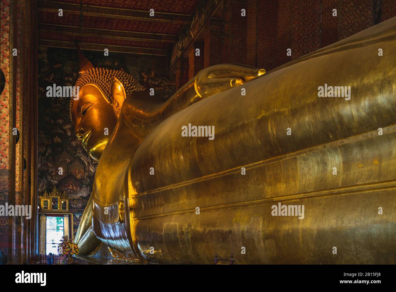 Buda reclinado en Wat Pho, en Bangkok, Tailandia Foto de stock