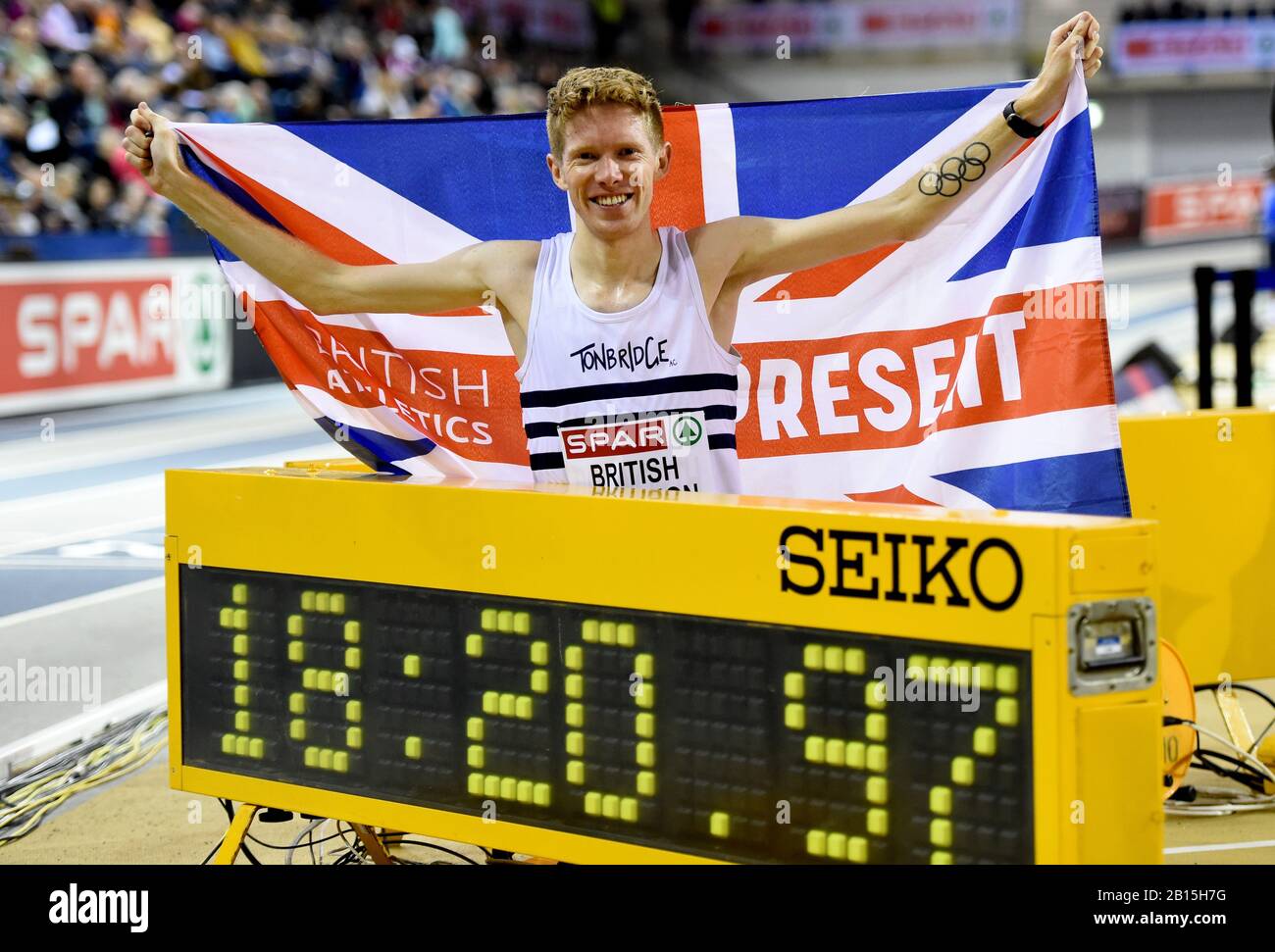 Tom Bosworth celebra el establecimiento de un nuevo récord británico en El Paseo de 5000 m durante el segundo día del campeonato de atletismo cubierto DE SPAR British en Emirates Arena, Glasgow. Foto de stock