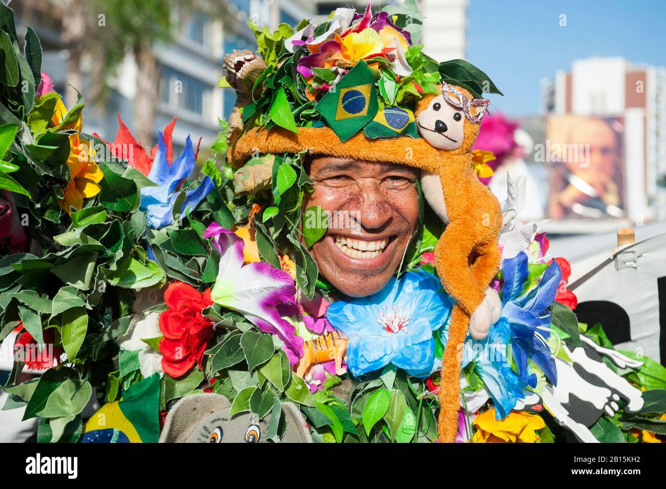 RIO DE JANEIRO - Febrero 11, 2017: Feliz el hombre en la selva brasileña  colorido traje celebra el carnaval en una fiesta en la calle de la playa de  Ipanema Fotografía de stock - Alamy
