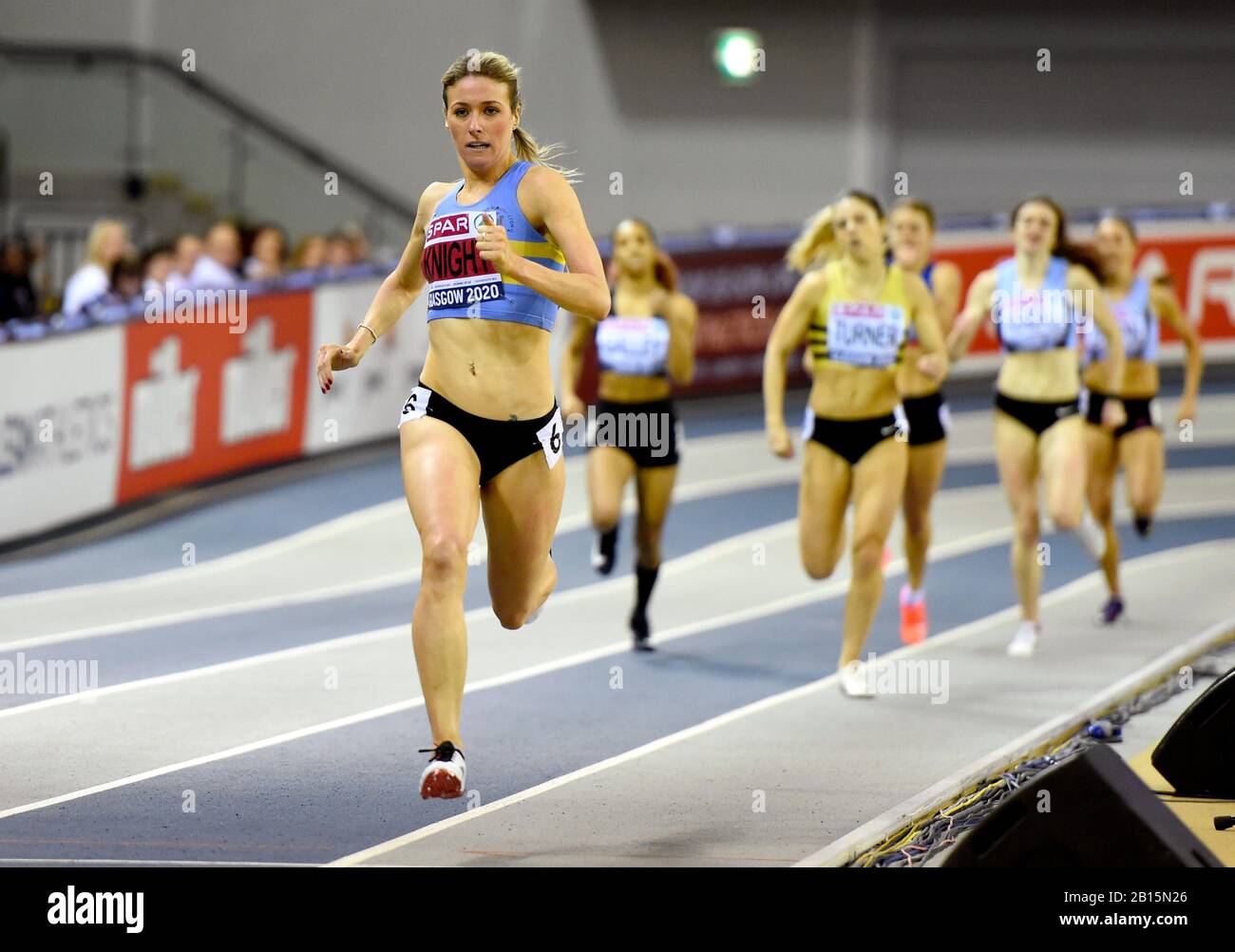 Jessie Knight gana los 400 m de mujeres durante el segundo día del campeonato de atletismo de SPAR British en Emirates Arena, Glasgow. Foto de stock