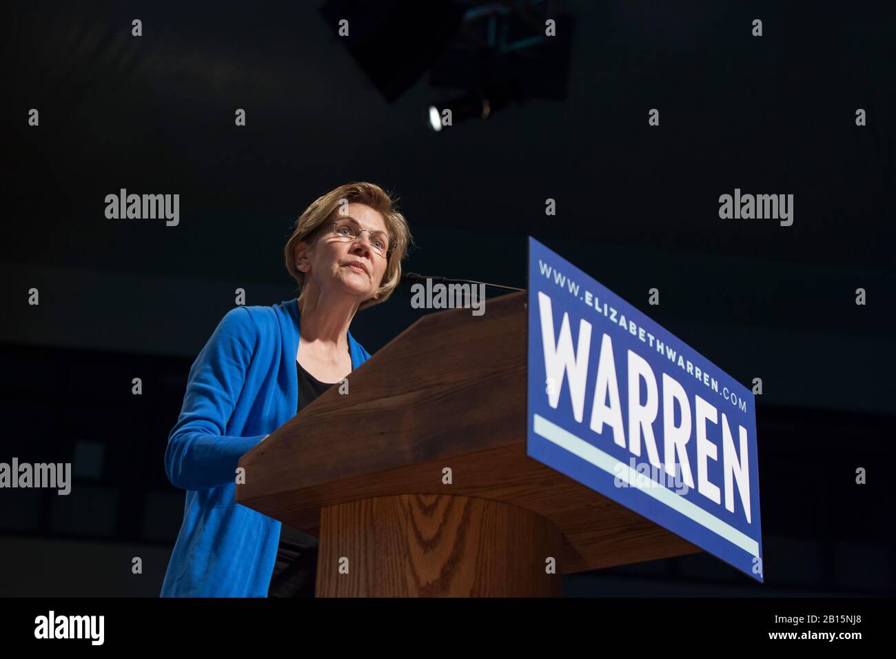 La Senadora Elizabeth Warren habla con sus partidarios durante un ayuntamiento en Seattle, Washington el sábado 22 de febrero de 2020. Foto de stock
