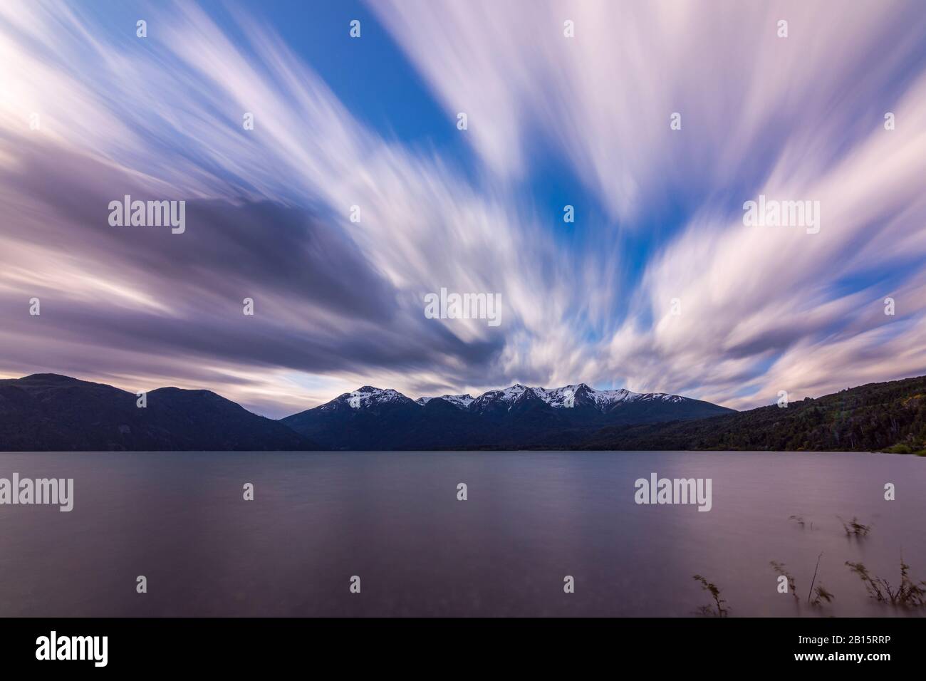 Larga exposición durante un día ventoso en el lago Futalaufquen contra las montañas nevadas de los Andes, Parque Nacional los Alerces, Patagonia, Argentina Foto de stock