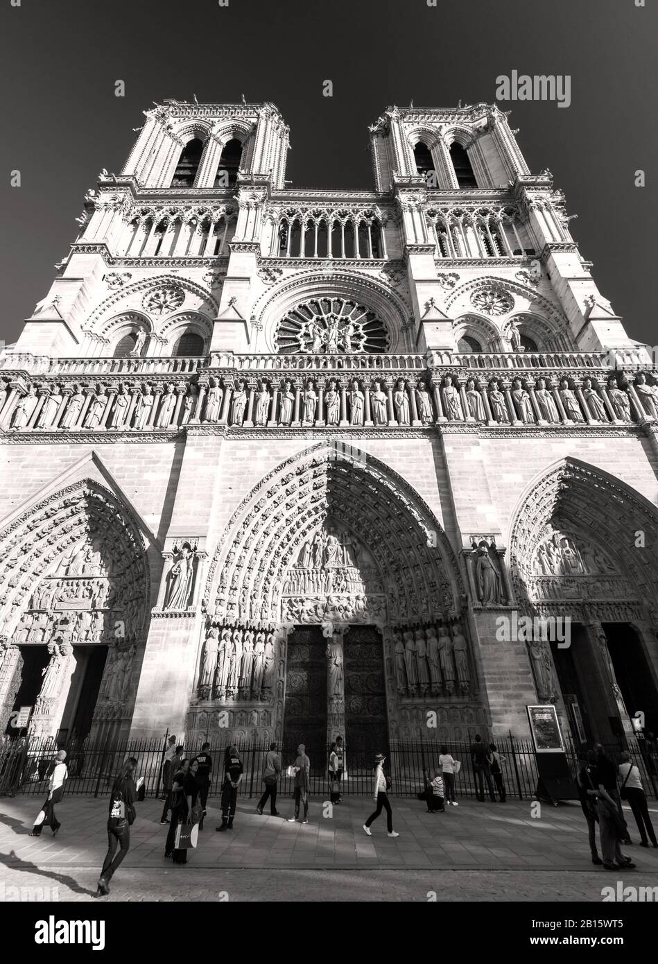 París - 24 DE SEPTIEMBRE: Turistas que visitan la Catedral de Notre Dame de París el 24 de septiembre de 2013. Notre Dame es uno de los mejores destinos turísticos Foto de stock
