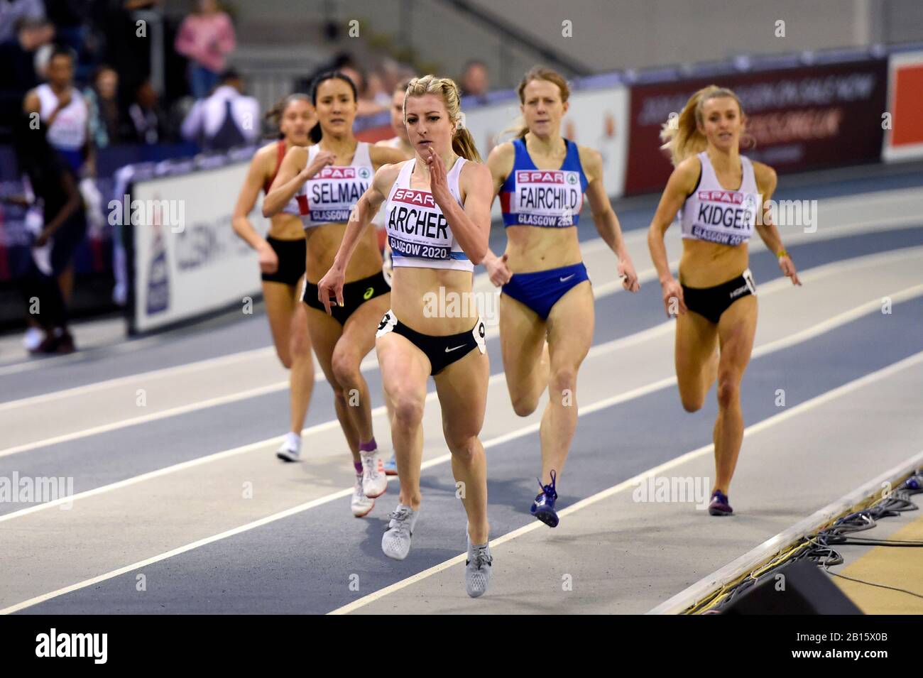 Holly Archer celebra la victoria de los 1500 m femeninos durante el segundo día del campeonato de atletismo cubierto SPAR British en Emirates Arena, Glasgow. Foto de stock