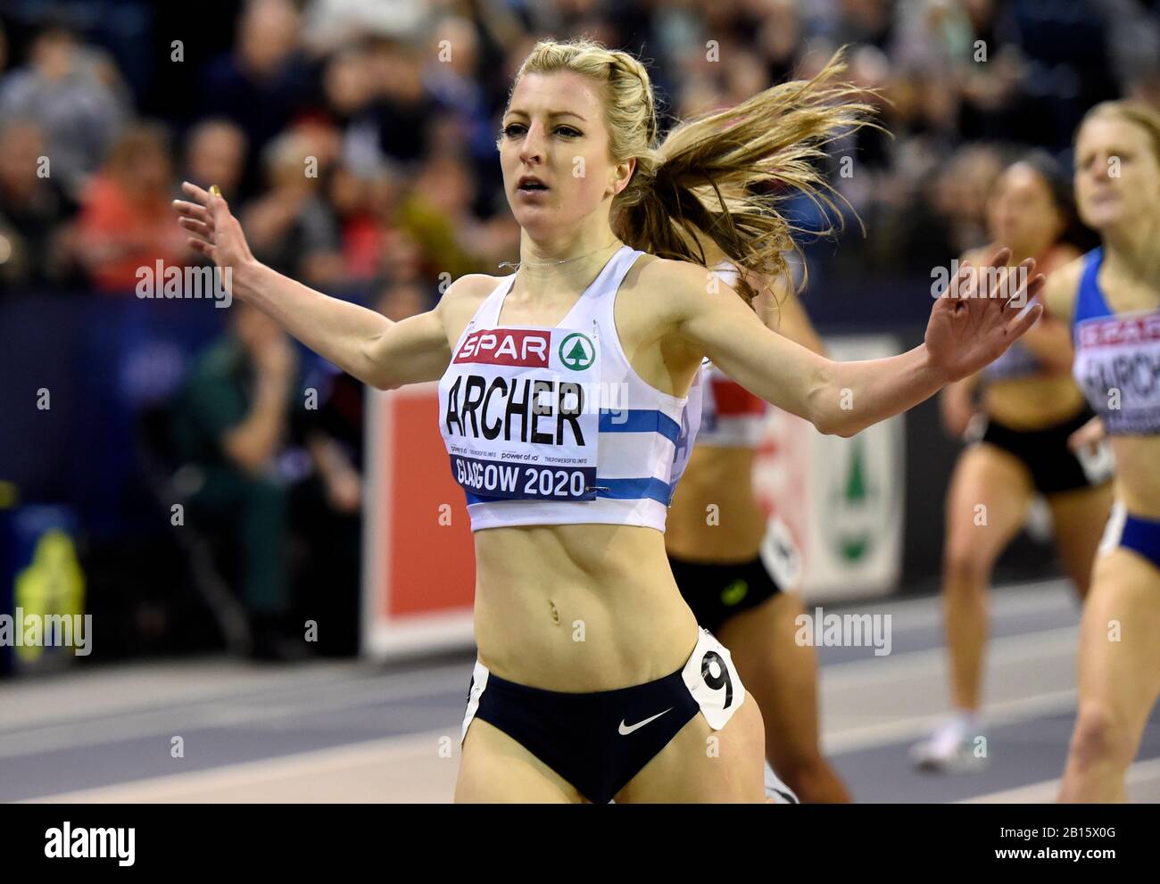 Holly Archer gana los 1500m femeninos durante el segundo día del campeonato de atletismo de SPAR British en Emirates Arena, Glasgow. Foto de stock