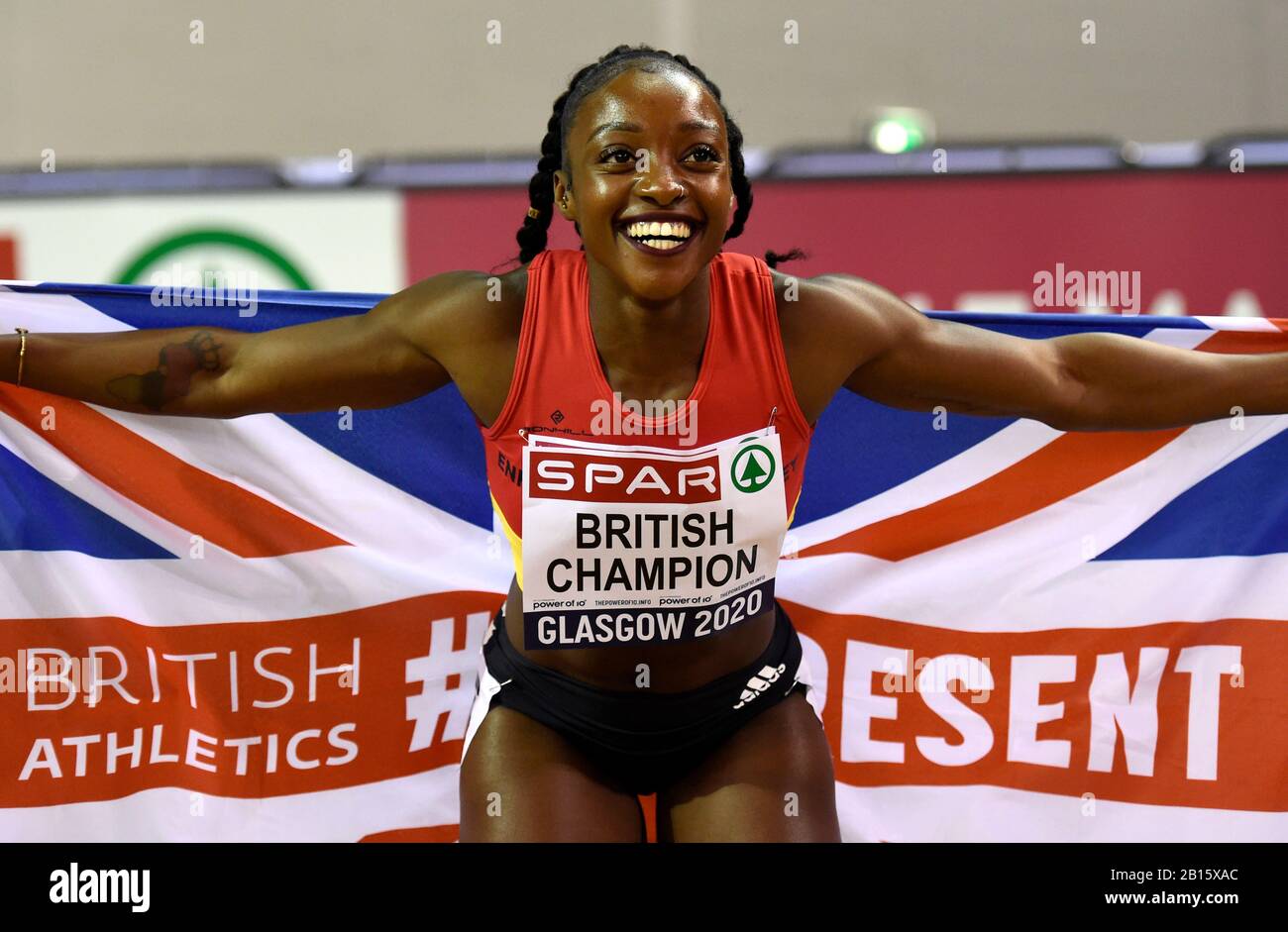 AMA Pipi celebra ganar los 200 m de mujeres durante el segundo día del campeonato de atletismo de SPAR British en Emirates Arena, Glasgow. Foto de stock