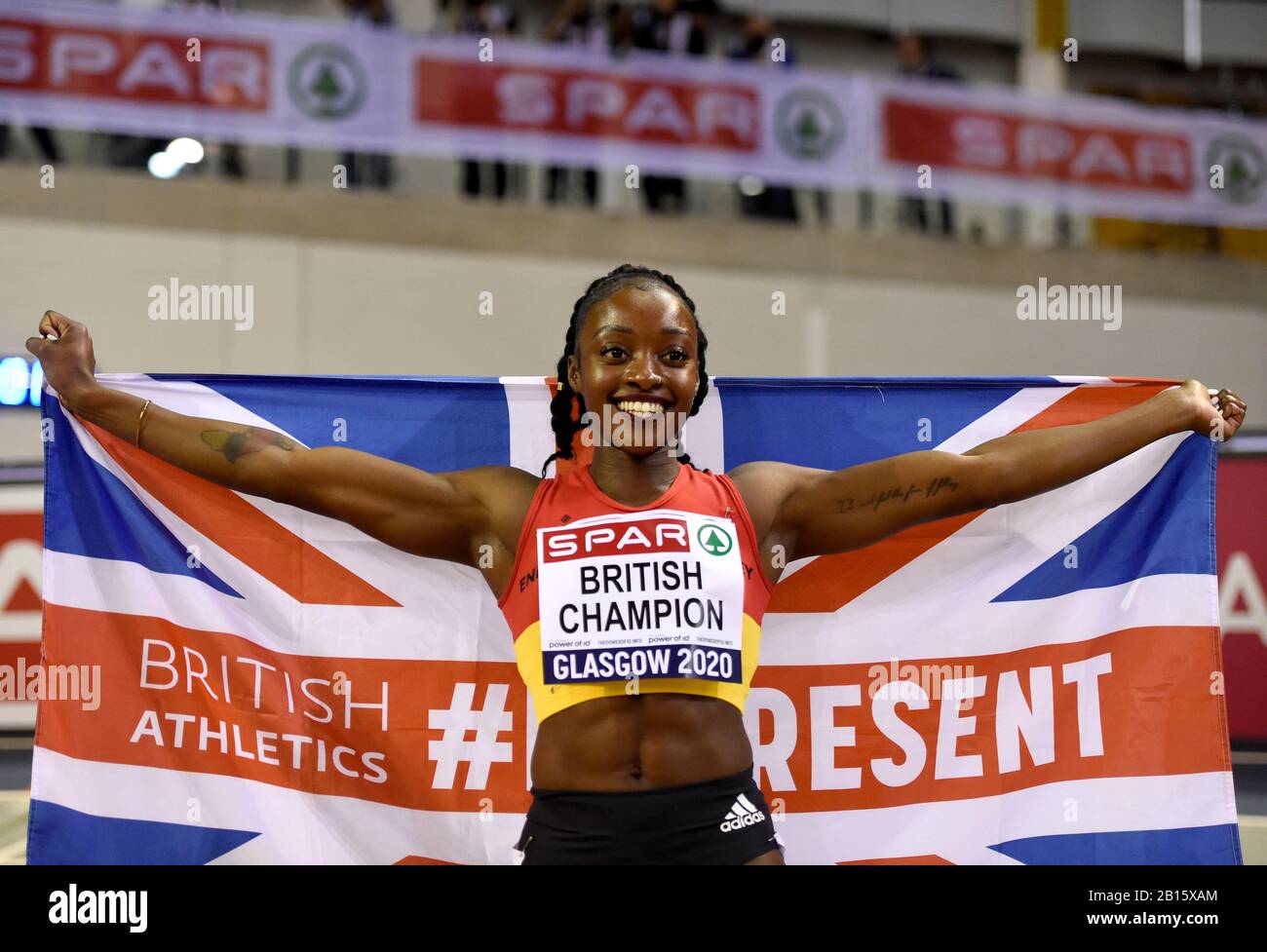 AMA Pipi celebra ganar los 200 m de mujeres durante el segundo día del campeonato de atletismo de SPAR British en Emirates Arena, Glasgow. Foto de stock