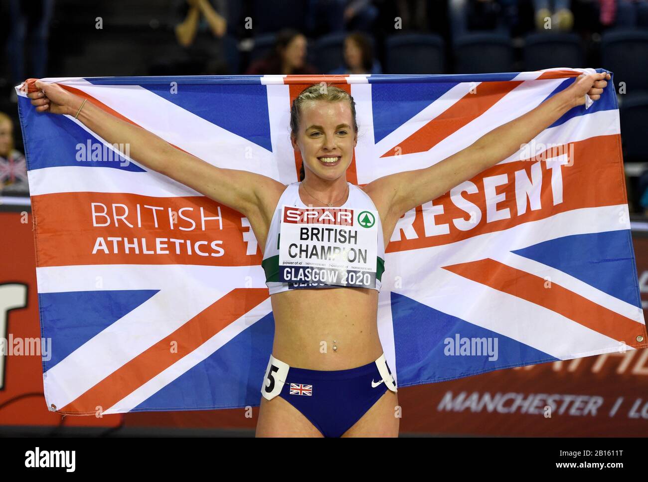 Keely Hodgkinson celebra ganar los 800 m de mujeres durante el segundo día del campeonato de atletismo de SPAR British en Emirates Arena, Glasgow. Foto de stock