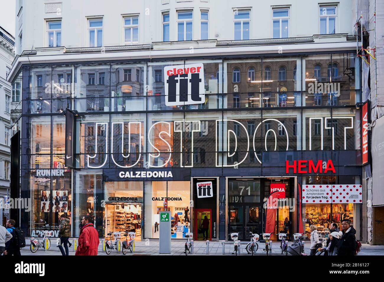 Viena, Austria - 18 febrero de 2020: Nike frente en la calle comercial Mariahilfer en Viena, junto a otras tiendas como Hema, Calzedonia y ajuste inteligente Fotografía de stock - Alamy