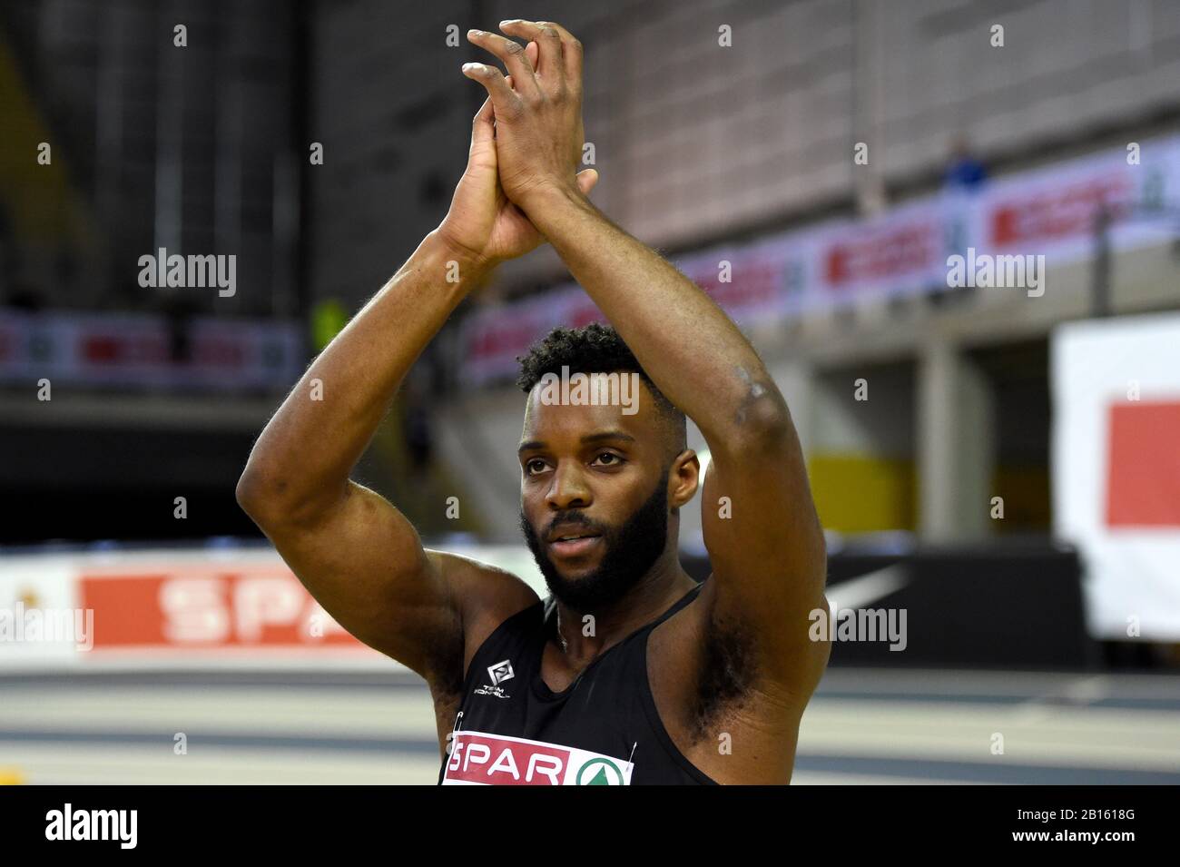 EFE Uwaifo aplaude a los aficionados durante el segundo día del campeonato de atletismo cubierto SPAR British en Emirates Arena, Glasgow. Foto de stock