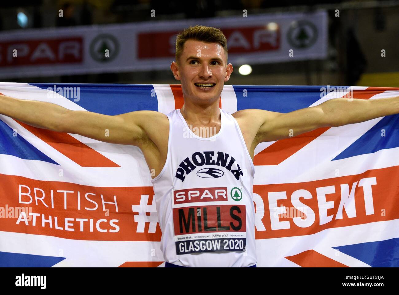 George Mills celebra la victoria de los 1500 m de hombres durante el segundo día del campeonato de atletismo de SPAR British en Emirates Arena, Glasgow. Foto de stock