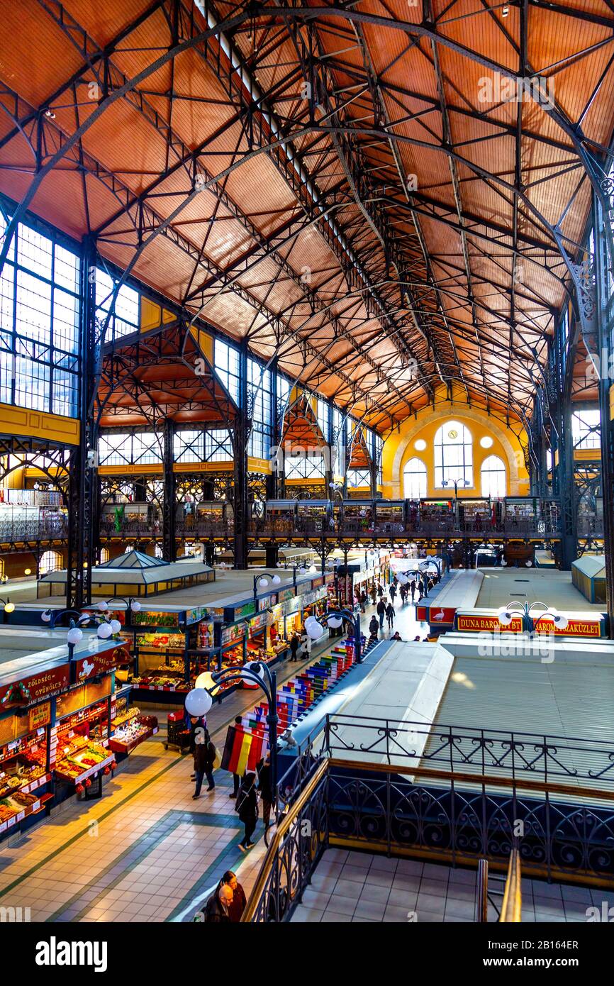 Interior del Gran mercado (Nagyvasárcsarnok), Budapest, Hungría Foto de stock