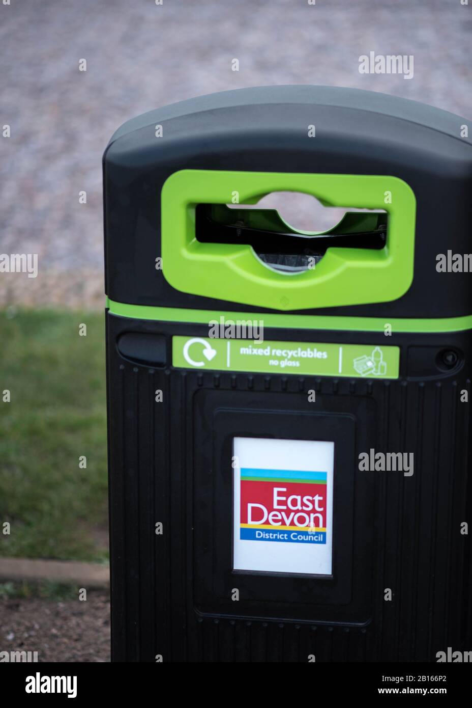Contenedor de basura reciclable mixto proporcionado por East Devon Council situado junto al aparcamiento de Budleigh Salterton Beach en AONB Foto de stock