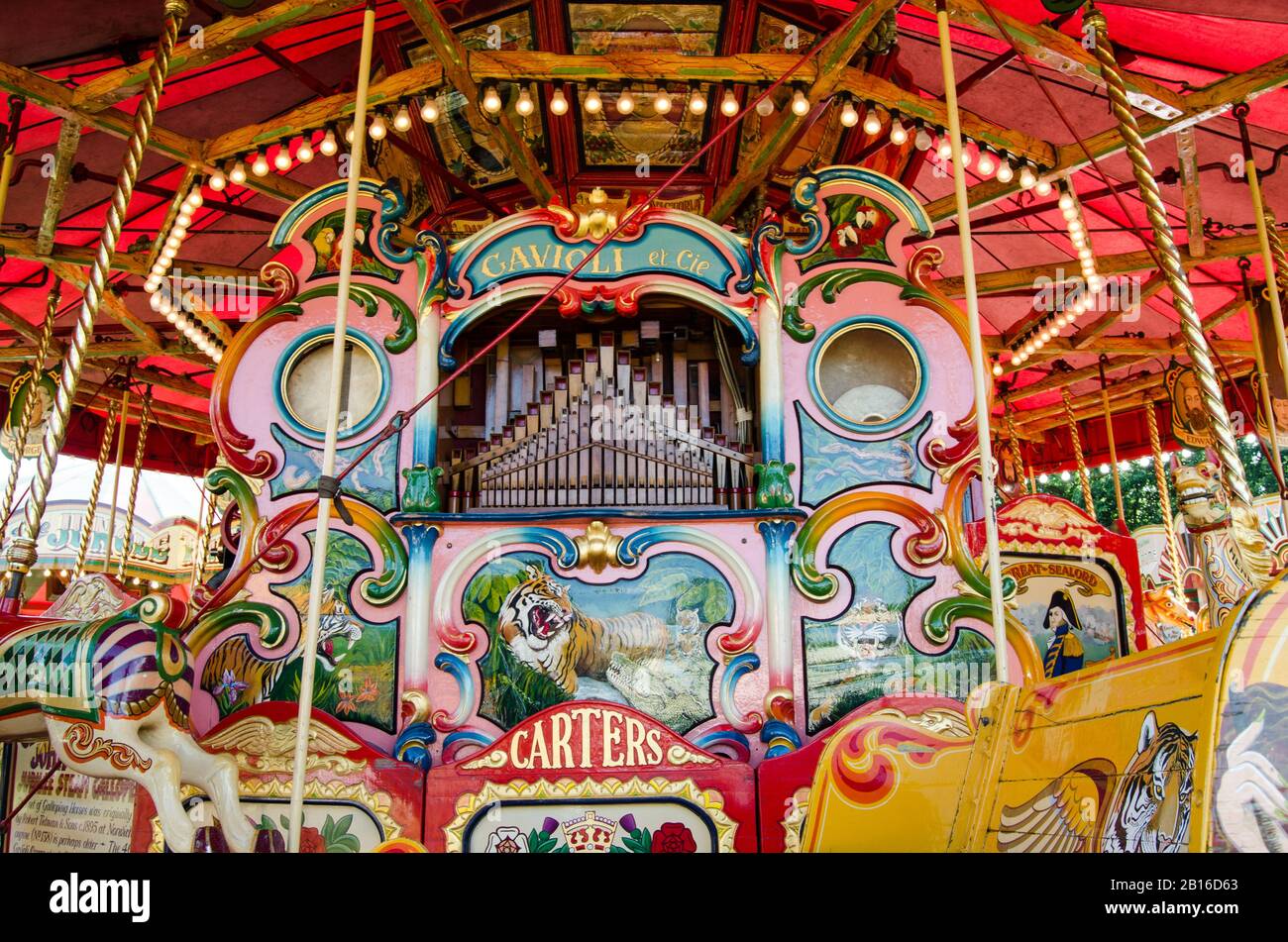 Basingstoke, Reino Unido - 1 de septiembre de 2019: Órgano victoriano Gavioli en el histórico paseo en galope de vapor en la feria de vapor Carter's Steam Fair en el War Memorial Park, B. Foto de stock