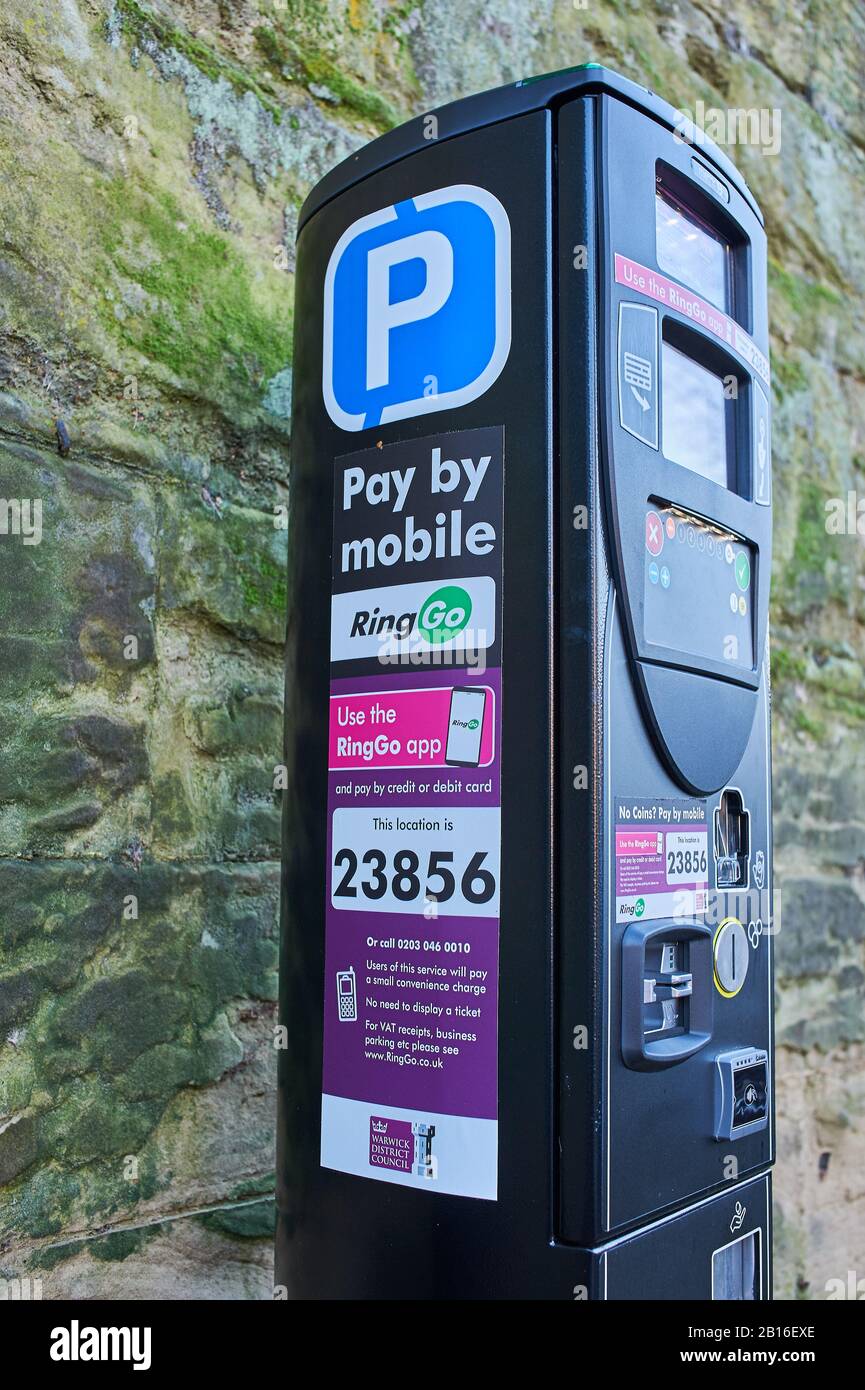 Máquina de venta de billetes de aparcamiento con cartel que muestra los detalles de pago por teléfono Foto de stock