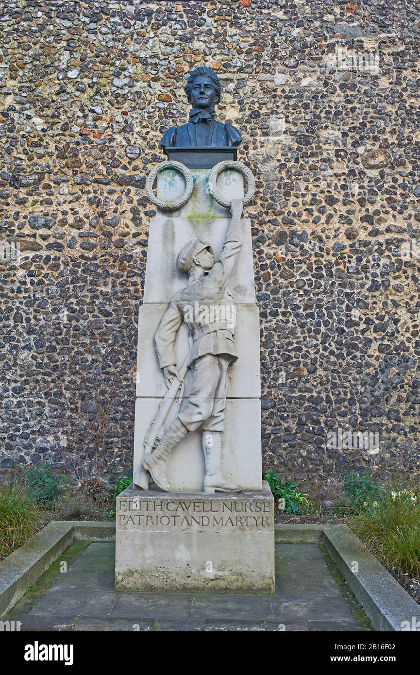 Estatua conmemorativa a Edith Cavell, primera enfermera de la guerra mundial en las afueras de la Catedral de Norwich, Norwich, Norfolk Foto de stock
