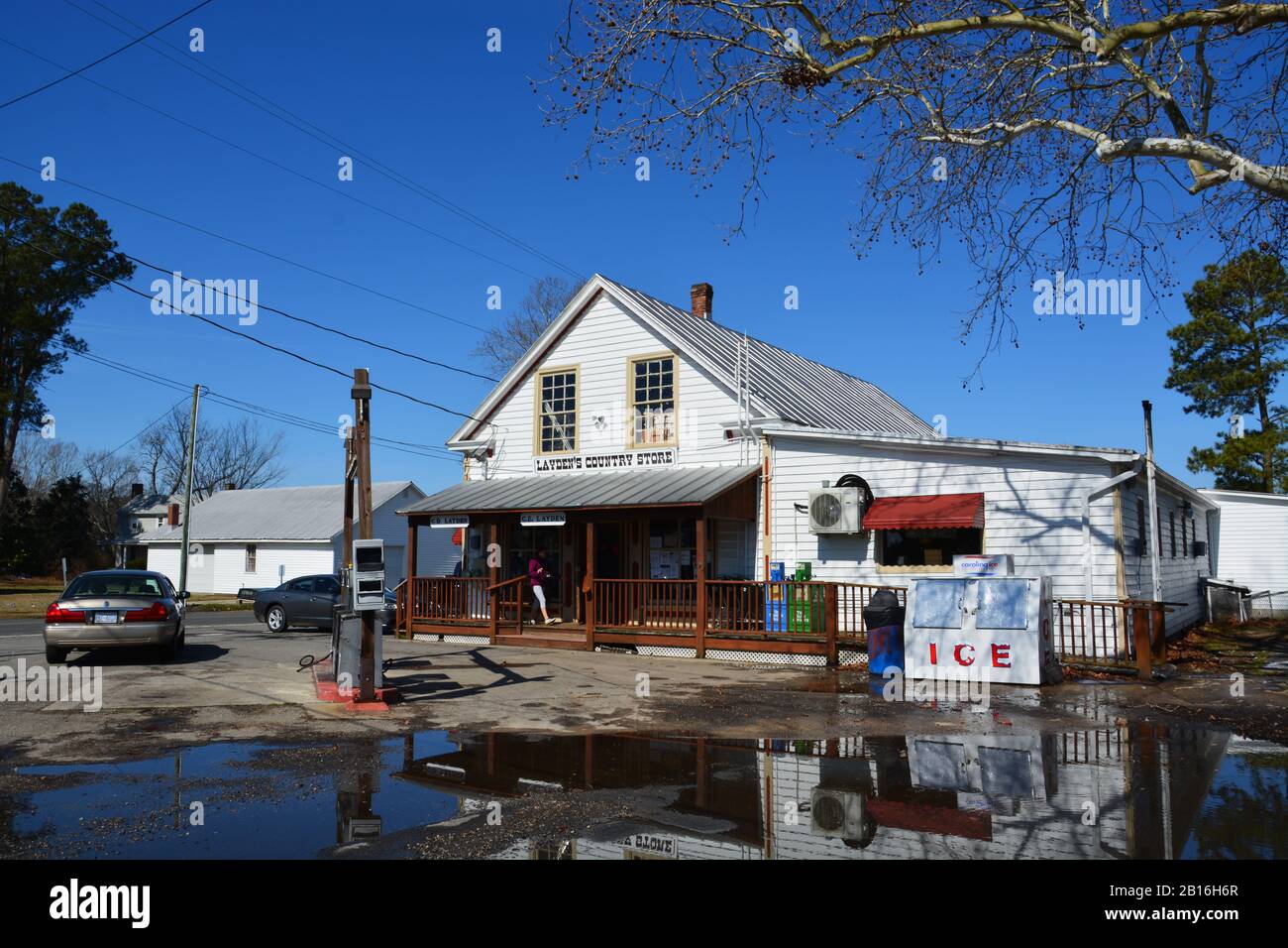 La tienda Layden Country Store, propiedad de la familia, en la esquina de NC-37 y SR-1200 en la pequeña comunidad de Belvidere NC, es un paso atrás en el tiempo. Foto de stock