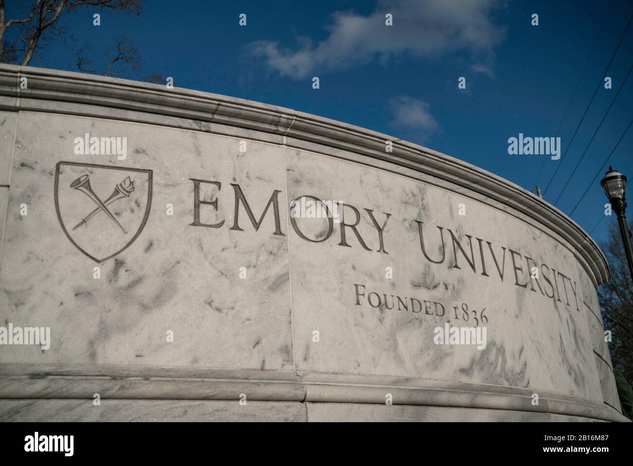 Atlanta, Georgia - 6 de febrero de 2020: Cartel de bienvenida de la Universidad Emory sobre mármol Foto de stock