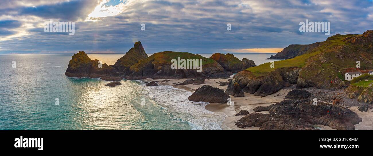 Foto panorámica al atardecer con vistas a la playa en Kynance Cove Cornwall England UK Foto de stock