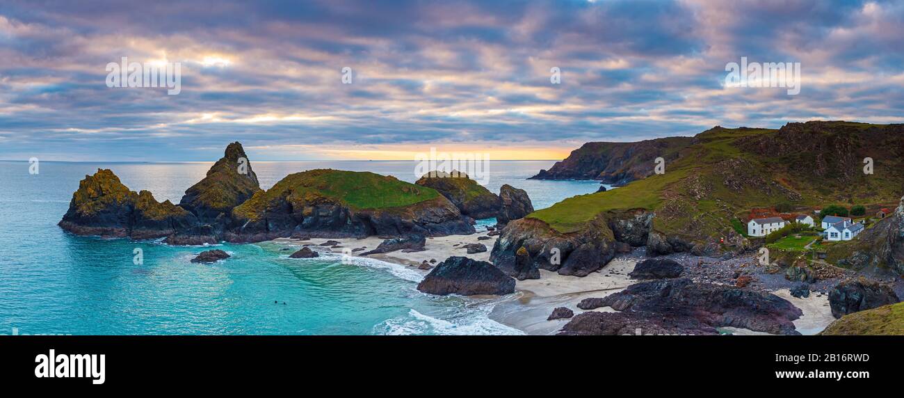 Foto panorámica al atardecer con vistas a la playa en Kynance Cove Cornwall England UK Foto de stock