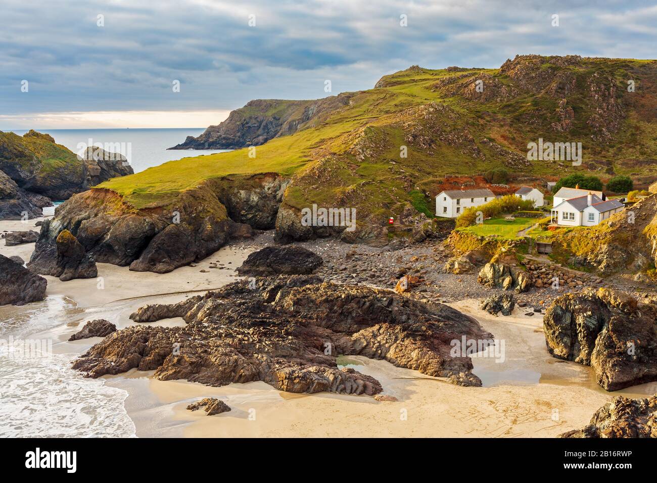 Puesta de sol con vistas a la playa en Kynance Cove Cornwall England UK Foto de stock