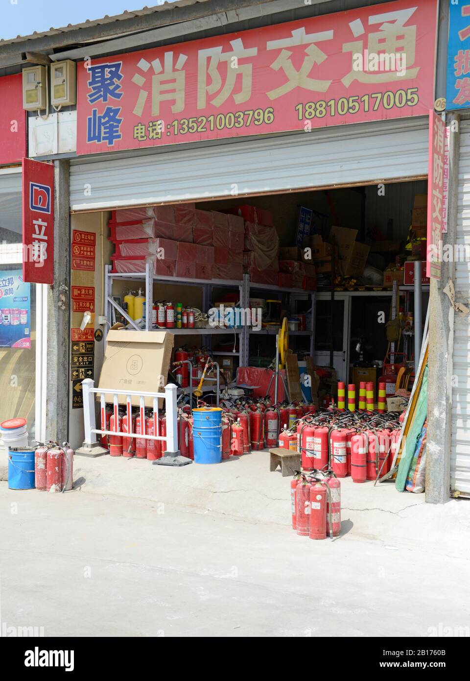Tienda de extintores de incendios en un mercado de productos de  construcción en Shangezhuang, noreste de Beijing, China Fotografía de stock  - Alamy
