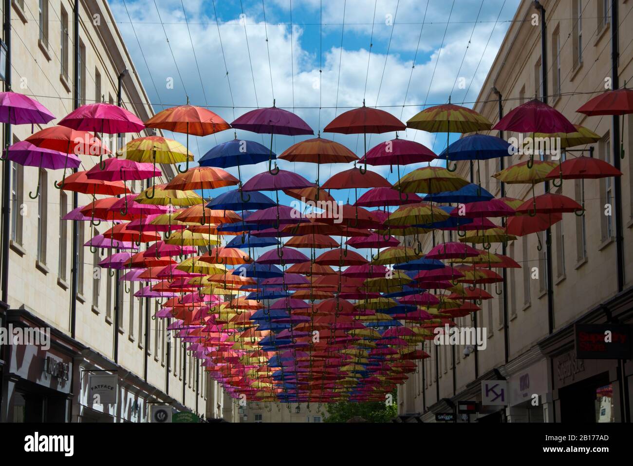 Coloridas sombrillas en una calle en Bath City Center Somerset Inglaterra  Reino Unido Fotografía de stock - Alamy