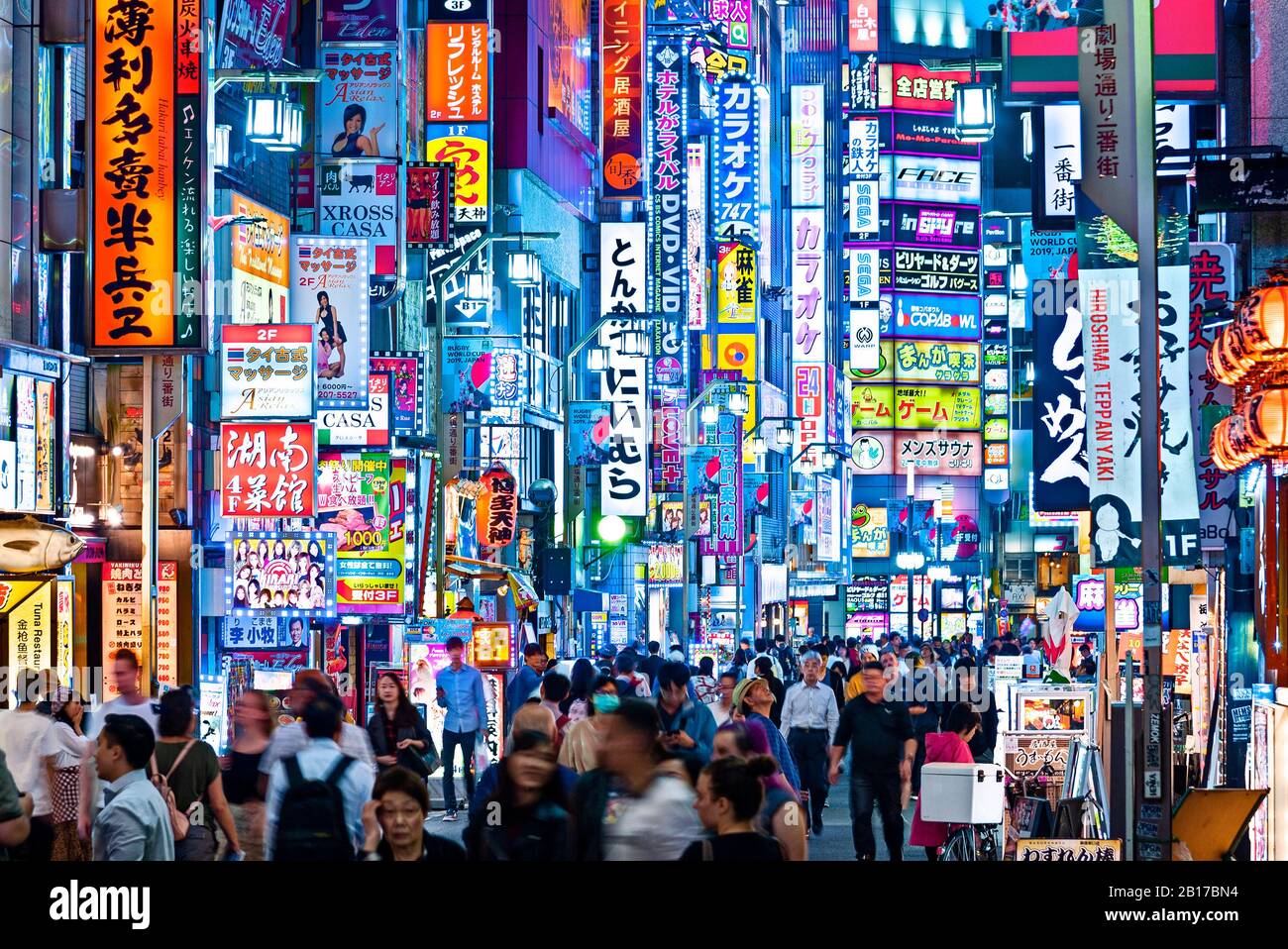 Tokio Shinjuku Neon Lights Kabukicho señales Tokio Japón Noche Foto de stock