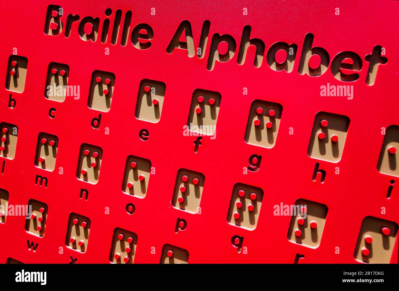 Un letrero del alfabeto Braille se muestra en un patio de recreo accesible e inclusivo, el 26 de julio de 2019, en Vicksburg, Mississippi. Foto de stock