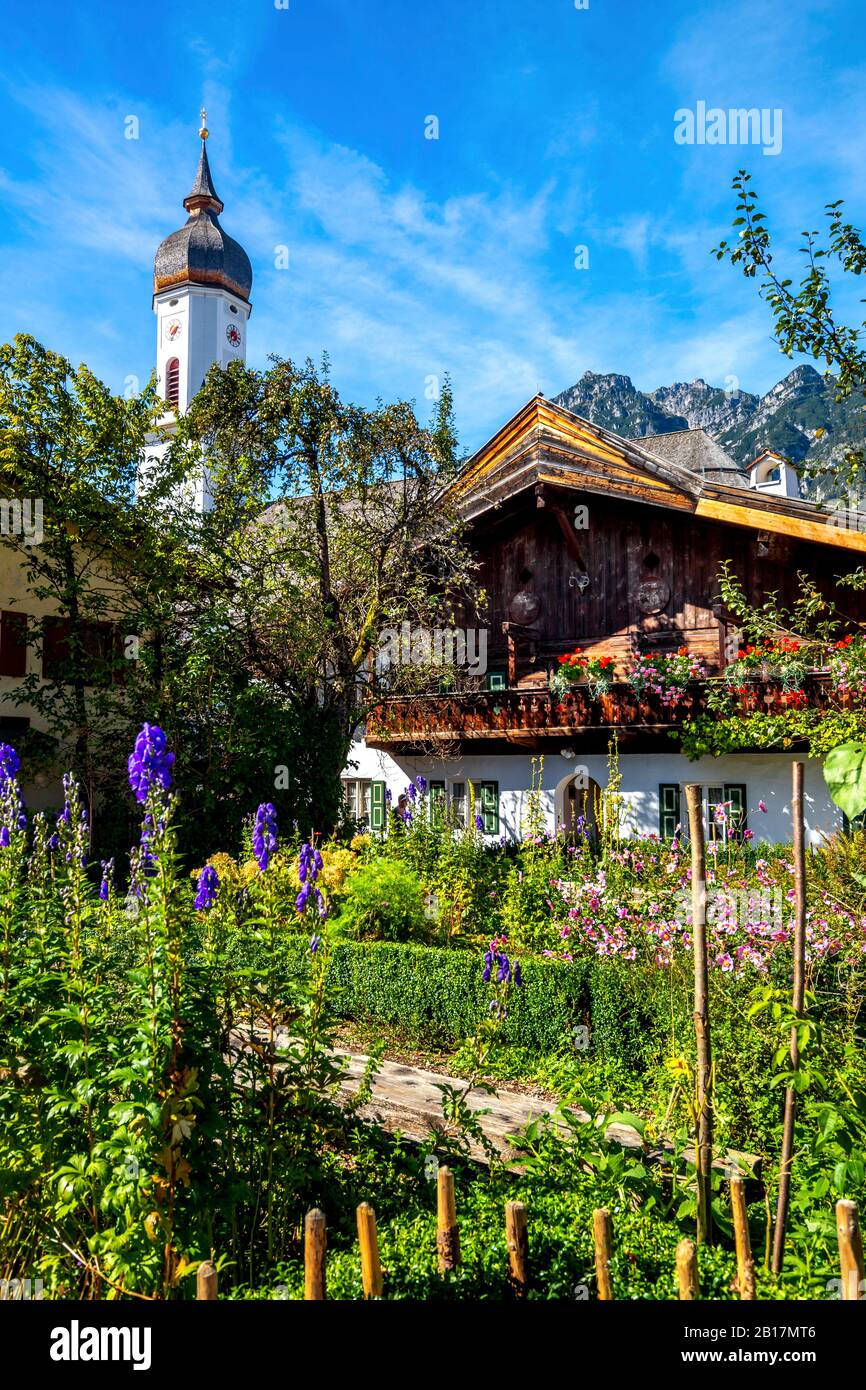 Alemania, Baviera, Garmisch-Partenkirchen, Casa y jardín tradicionales Foto de stock