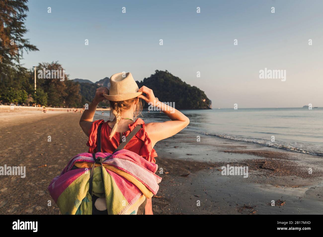 Vista trasera de la mujer en la playa al atardecer, Noppharat Thara Beach, Ao Nang, Krabi, Tailandia Foto de stock