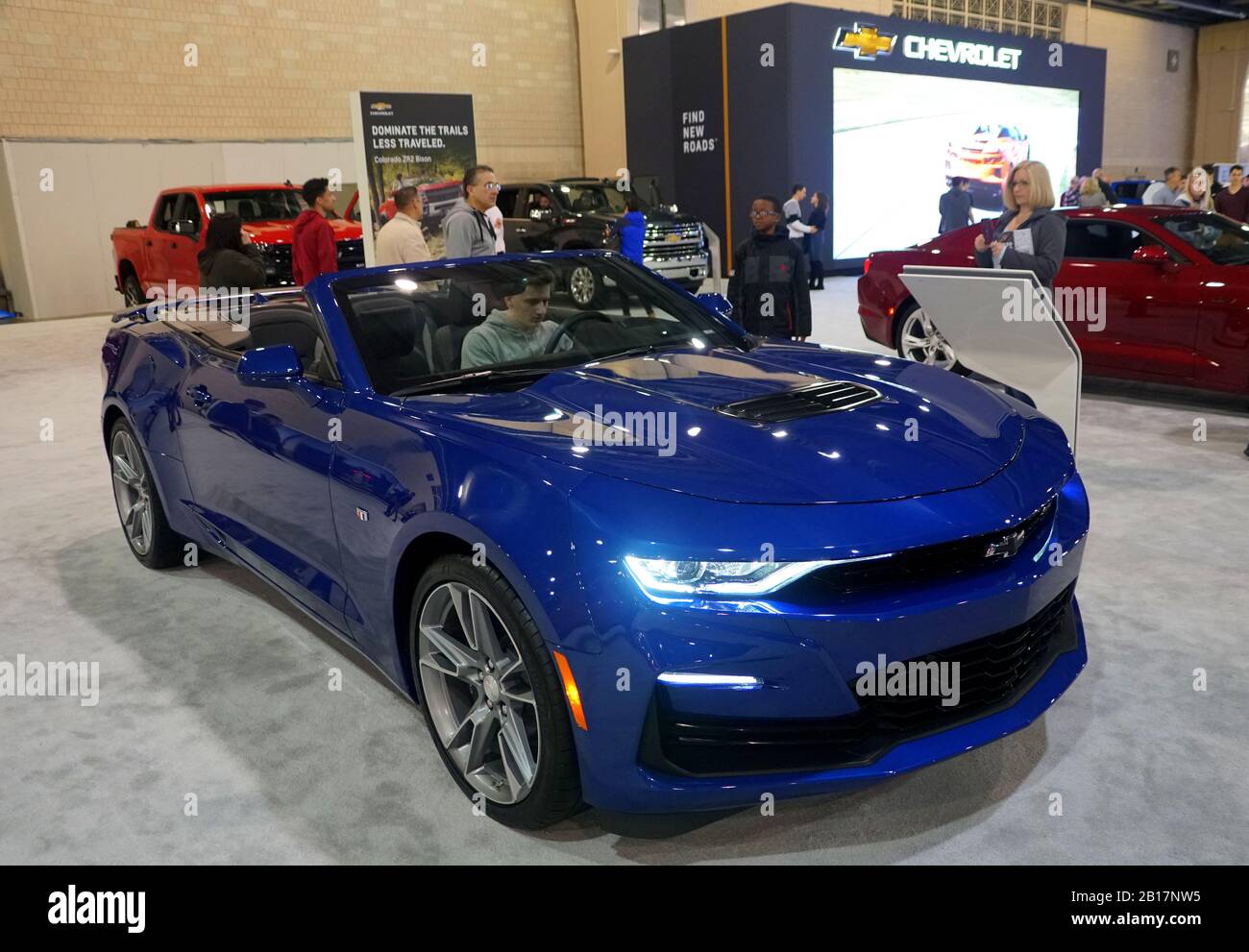 Filadelfia, Pensilvania, EE.UU. - 9 de febrero de 2020 - El nuevo Chevy Camaro  2020 convertible en color azul metálico Fotografía de stock - Alamy