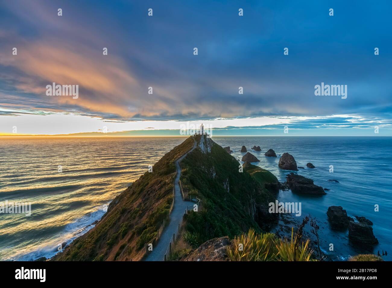 Nueva Zelanda, Oceanía, Isla del Sur, Southland, Otago, carretera escénica del Sur, punto de Cabo Nugget, faro de punto de Nugget al amanecer Foto de stock