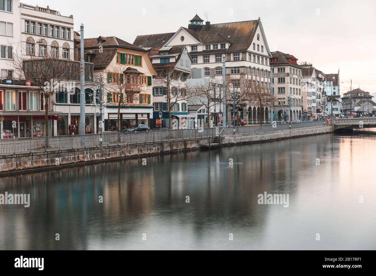 Suiza, Zurich, Casas frente al río Limmat al atardecer Foto de stock