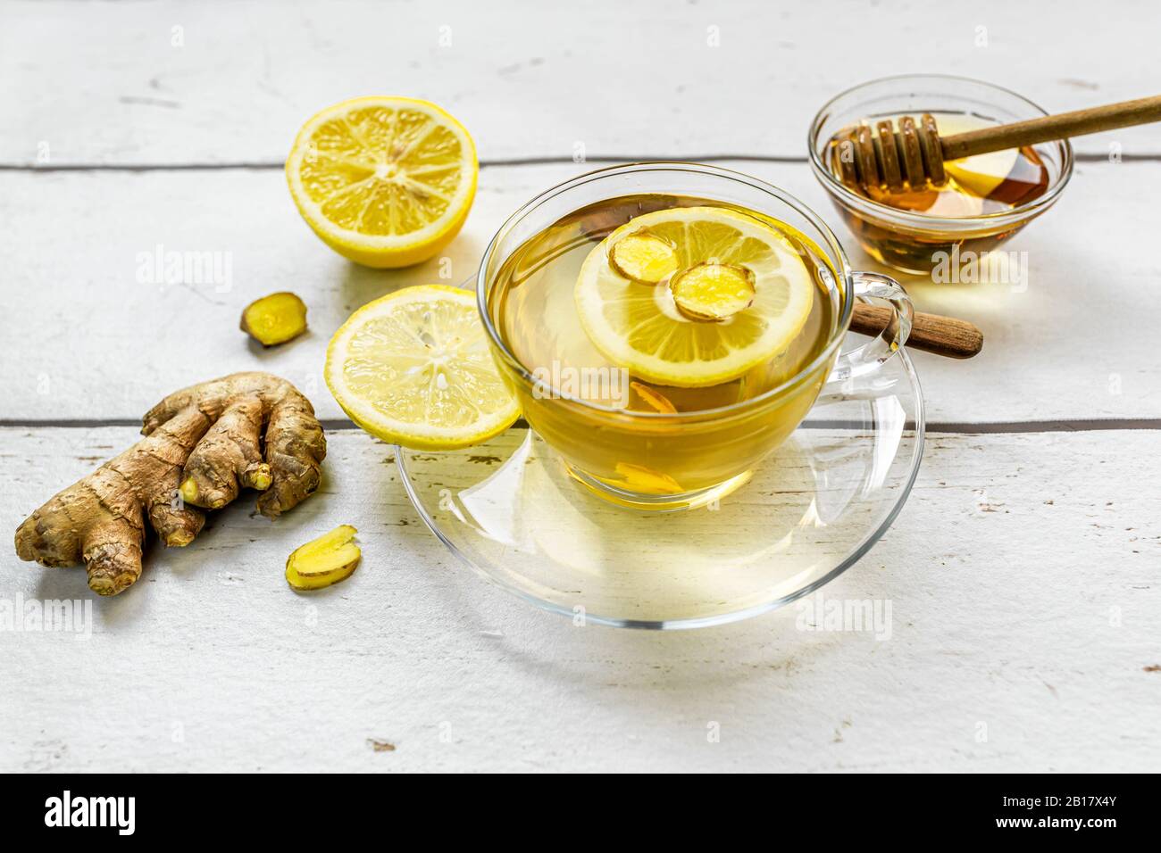 Estudio de té caliente con jengibre, limón y miel Foto de stock