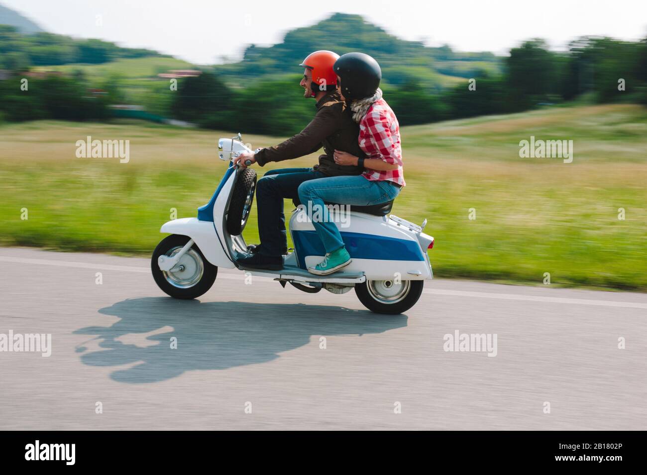 Couple scooter country fotografías e imágenes de alta resolución - Alamy