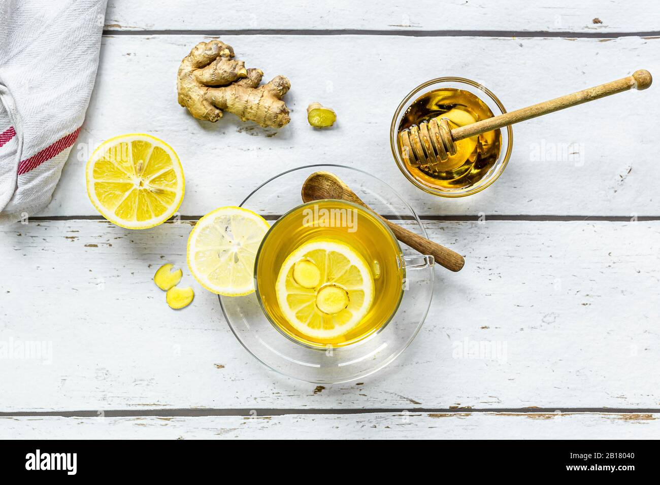 Estudio de té caliente con jengibre, limón y miel Foto de stock
