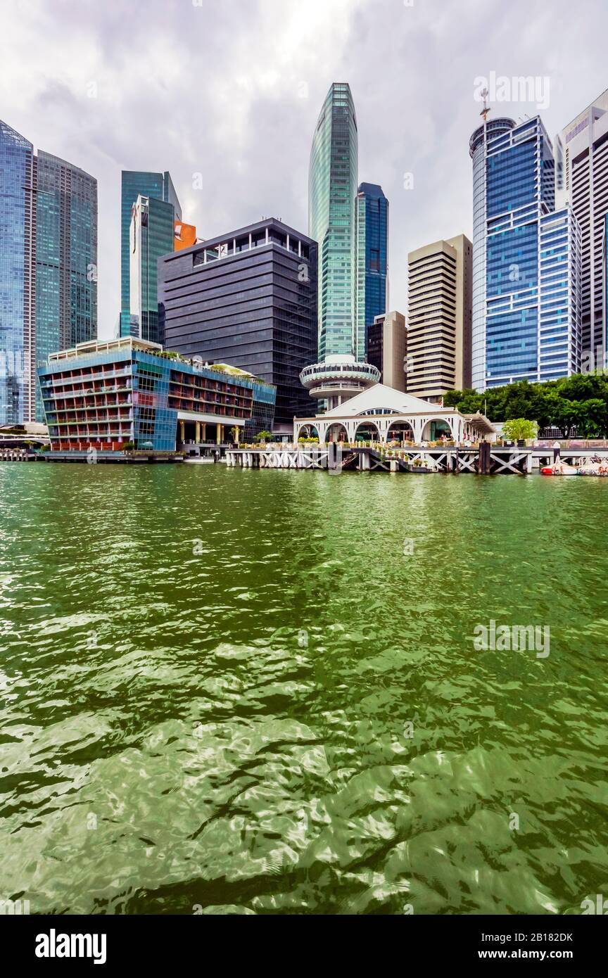 Sudeste de Asia, Singapur, Puerto y rascacielos Foto de stock