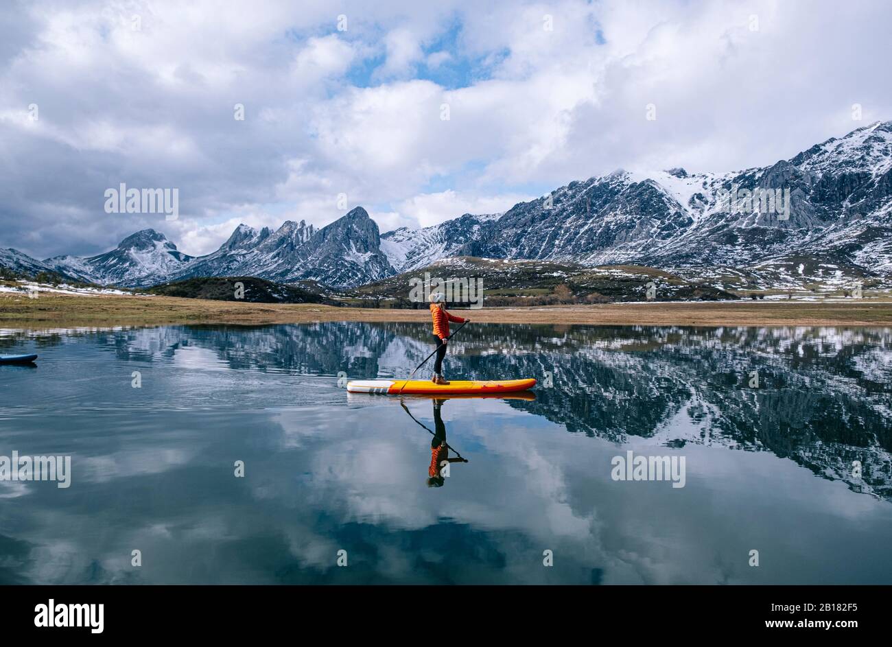 Mujer de pie paddle surf, León, España Foto de stock