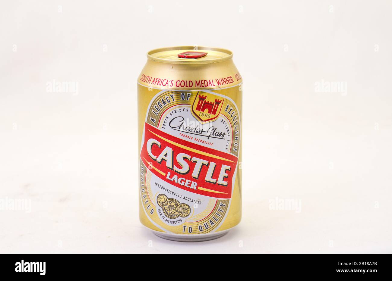 Alberton, Sudáfrica - una lager CAN of Castle aislada sobre una imagen de fondo clara con espacio de copia en formato horizontal Foto de stock
