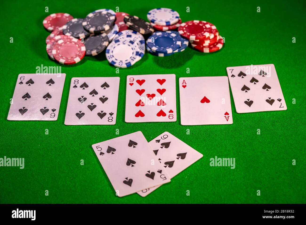 Muslo Economía Ingenieros 5 mano ganadora escalera de color en un juego de póker Texas Holdem  Fotografía de stock - Alamy