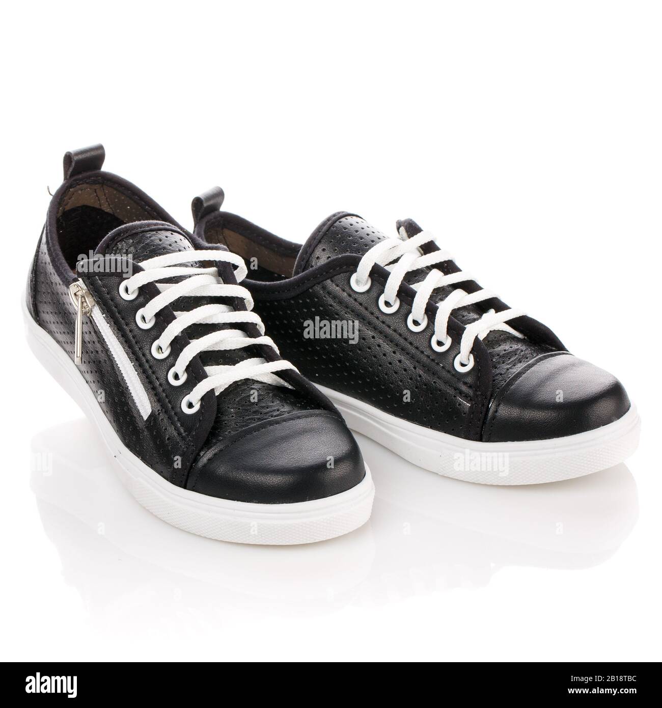 Zapatos negros con cordones blancos aislados sobre blanco Fotografía de  stock - Alamy